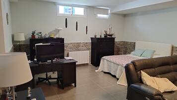 4 bedrooms, desk, iron/ironing board, WiFi