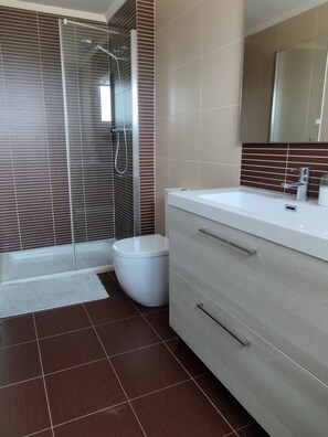 Shower, bidet, towels, shampoo - Villa de Lujo Frente al Mediterráno (Casablanca)