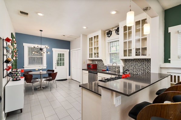 Frigorifero, microonde, forno, piano cottura