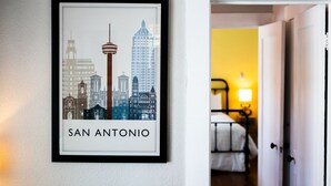 Paesaggio urbano di San Antonio incorniciato appeso a una parete.