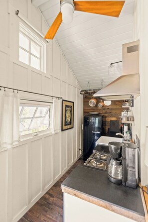 冷蔵庫、電子レンジ、オーブン、コンロ