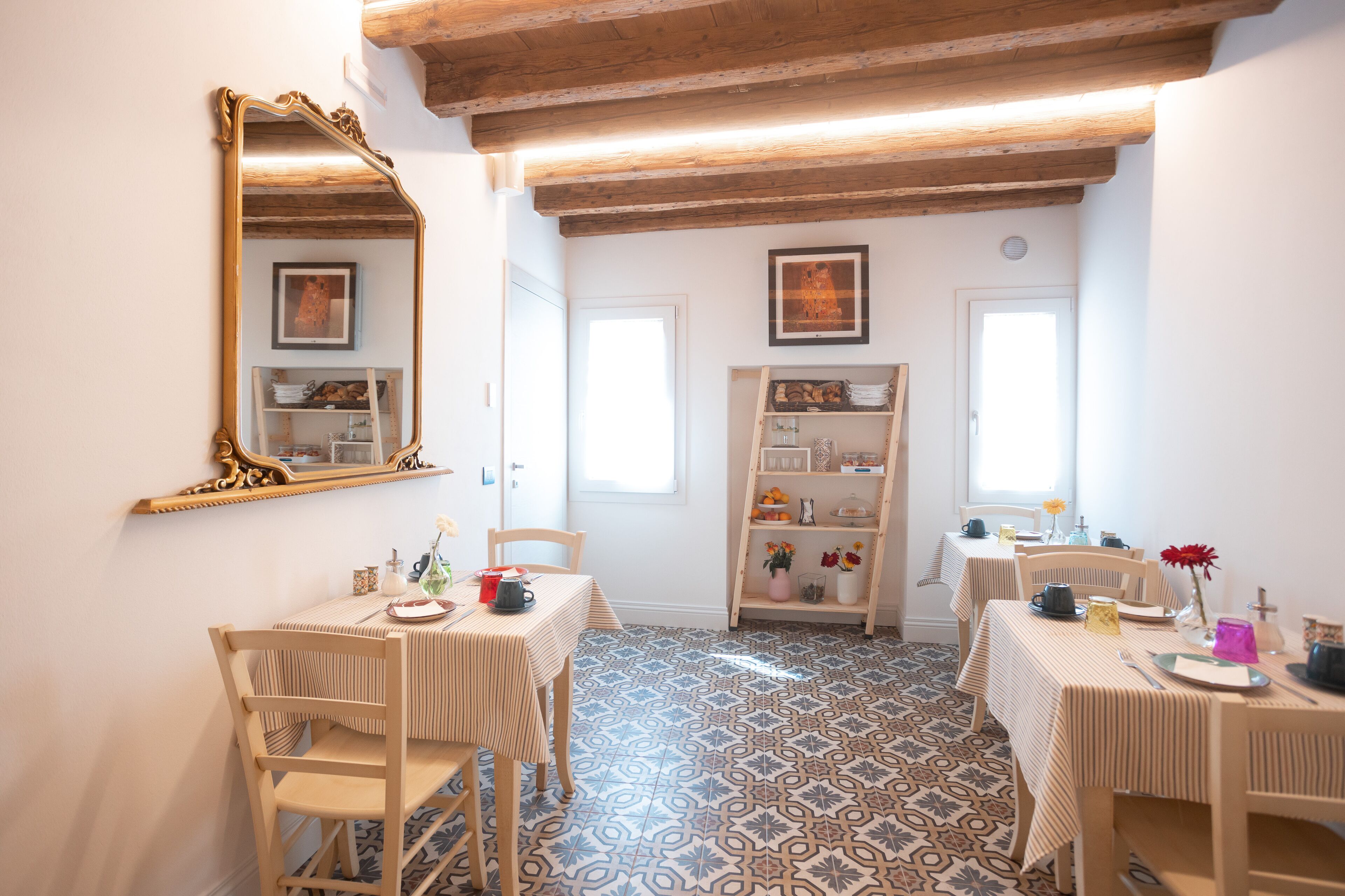 Tägliches Frühstücksbuffet (10 EUR pro Person)