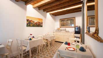 TĂ€gliches FrĂŒhstĂŒcksbuffet (10 EUR pro Person)