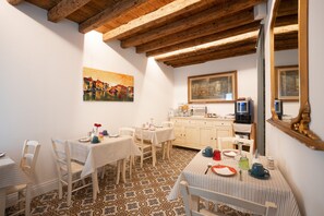 Desayuno buffet diario (EUR 10 por persona)