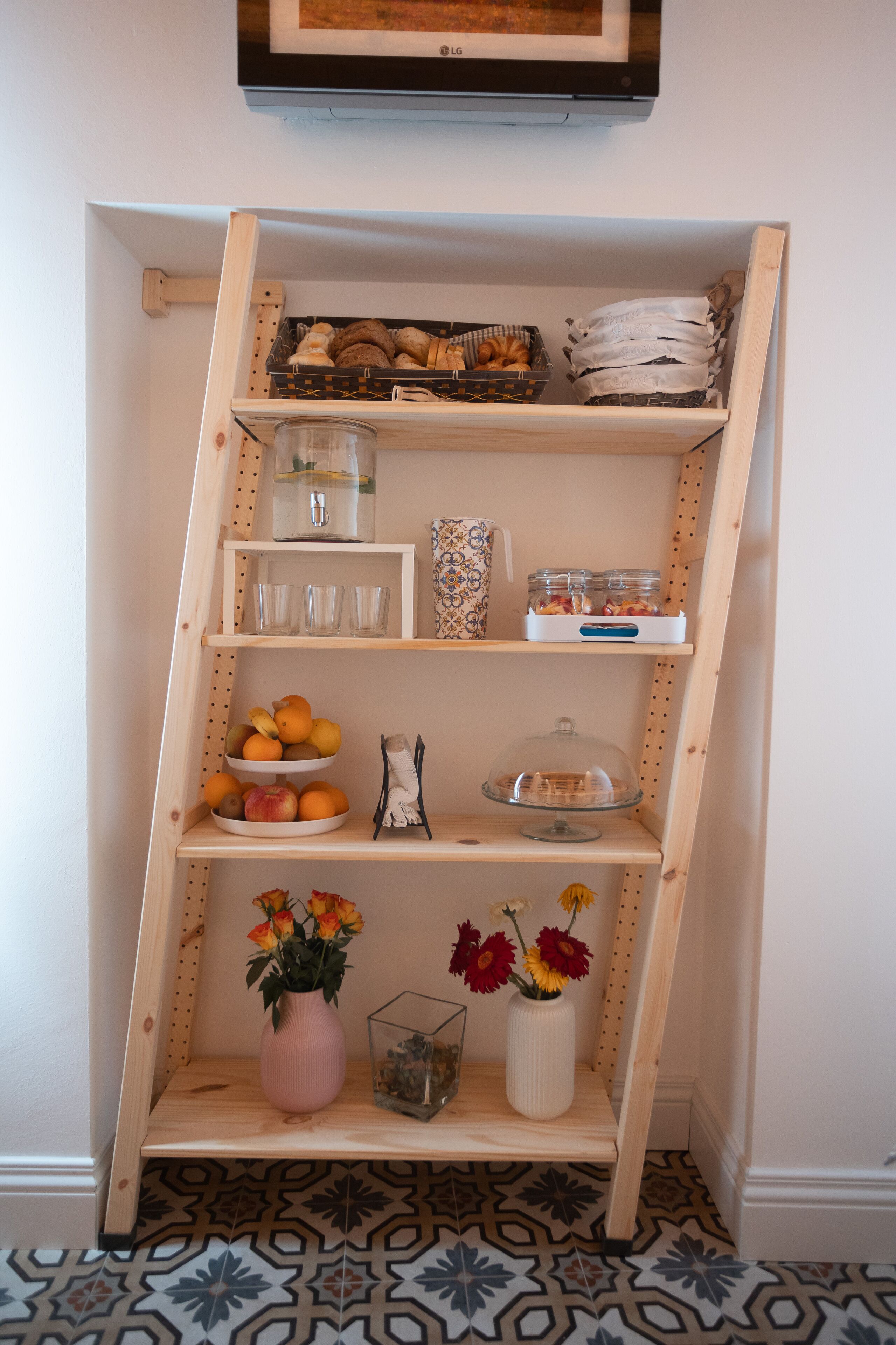 Tägliches Frühstücksbuffet (10 EUR pro Person)