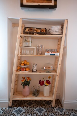 Tägliches Frühstücksbuffet (10 EUR pro Person)