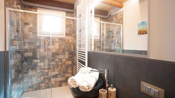 Classic Double Room (Maestrale) | Badezimmer | Dusche, umweltfreundliche Kosmetikartikel, Haartrockner, Bidet