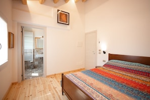 Classic Double Room (Maestrale) | Down duvets, minibar, in-room safe, desk - B&B Basta Bussare (Chioggia)