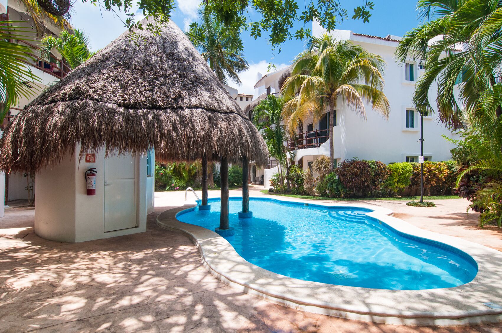 Una piscina al aire libre