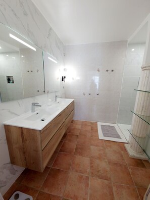 Een douche, een haardroger, handdoeken, zeep