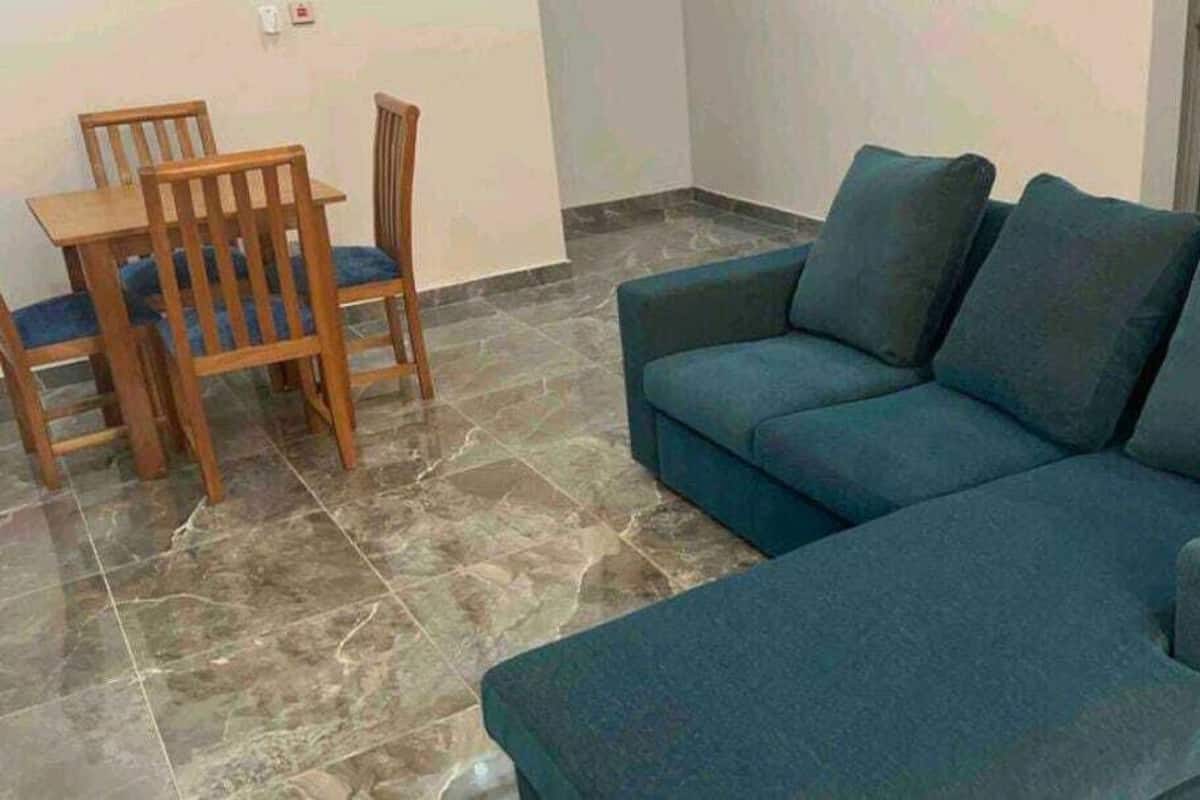 تلفزيون إل إي دي بحجم 43-بوصة يعرض قنوات تلفزيونية باشتراك مدفوع