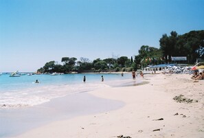 En la playa y toallas de playa