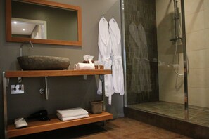 Douche, sèche-cheveux, serviettes fournies, savon
