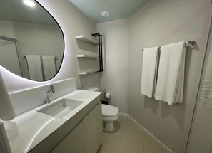 럭셔리 스위트 | 욕실 | 샤워 시설, 레인폴 샤워기, 타월