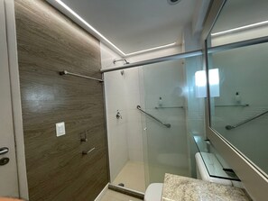 Apartment | Badezimmer | Dusche, Regendusche, Handtücher