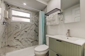 Secador de cabelo, toalhas de banho, sabonete, shampoo