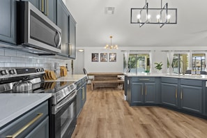 Fridge, microwave, oven, stovetop - Luxury Corner Home, Arcade, Heated Pool & Spa. No extra fees. Pet Friendly. (Davenport)