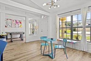 Games room - Luxury Corner Home, Arcade, Heated Pool & Spa. No extra fees. Pet Friendly. (Davenport)