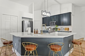 Fridge, microwave, oven, stovetop - Luxury Corner Home, Arcade, Heated Pool & Spa. No extra fees. Pet Friendly. (Davenport)
