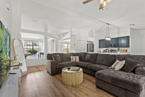 Smart TV, video games, table football, books - Luxury Corner Home, Arcade, Heated Pool & Spa. No extra fees. Pet Friendly. (Davenport)