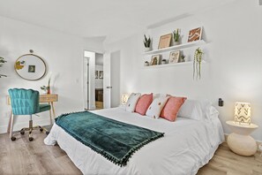 5 slaapkamers, een bureau, een strijkplank/strijkijzer, reisbedje