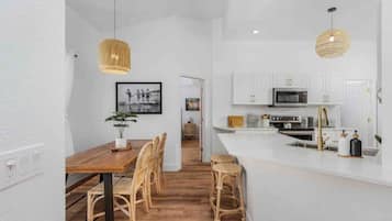 Geladeira, micro-ondas, fogão, cooktop