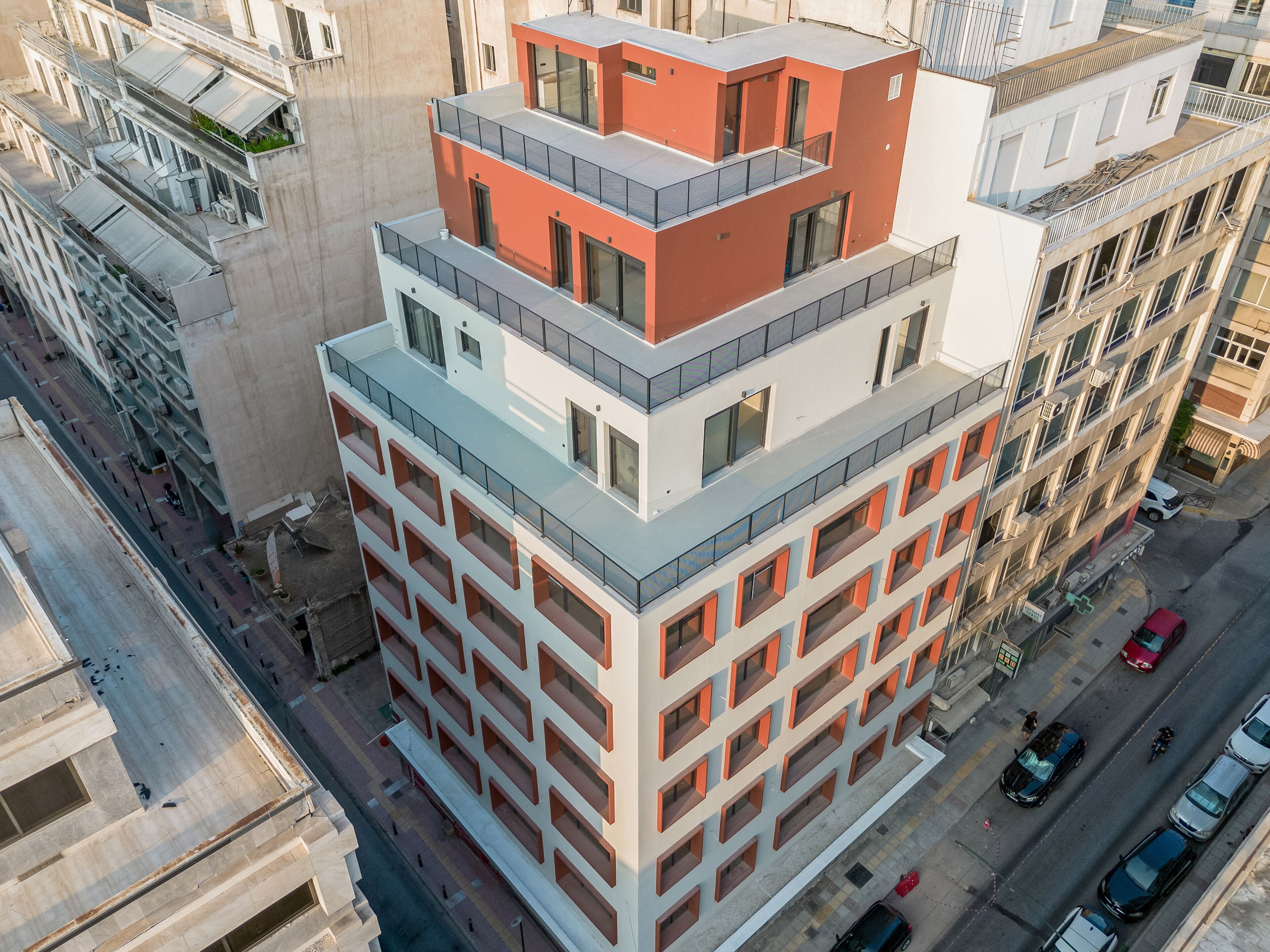 Un edificio de varios pisos con un diseño arquitectónico moderno, que cuenta con balcones y ventanas amplias.