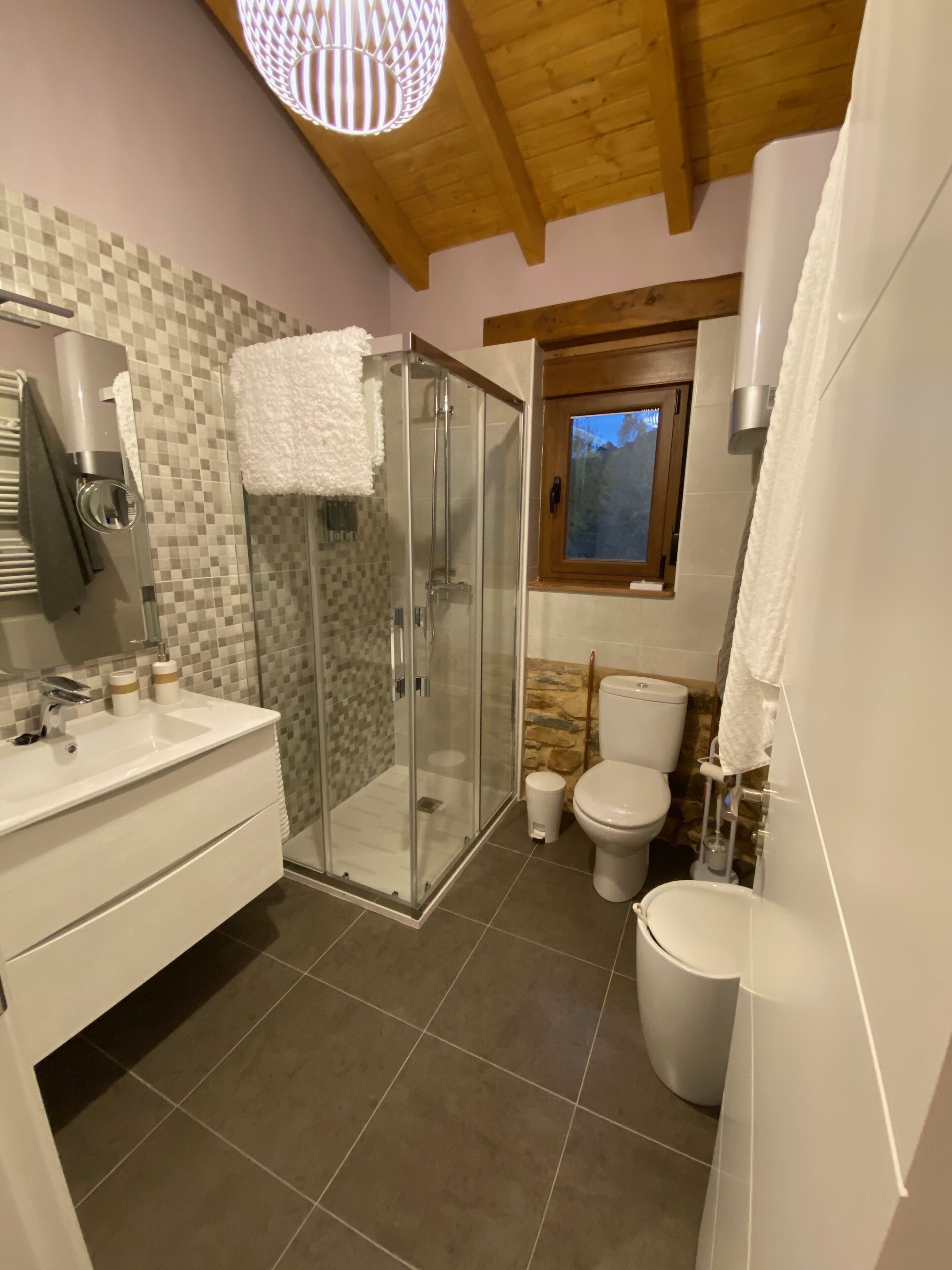 Een douche, een haardroger, een bidet, handdoeken