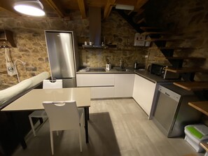 冷蔵庫、電子レンジ、コンロ、食器洗い機