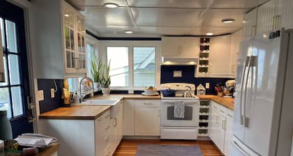 Cheery Victorian beach home on private Bell Island