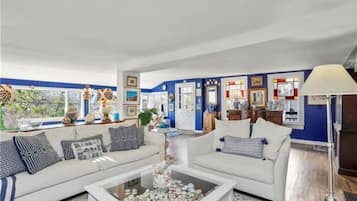 Smart TV, libros, monitor de computadora y impresora