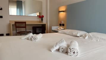 Minibar, Zimmersafe, Schreibtisch, laptopgeeigneter Arbeitsplatz