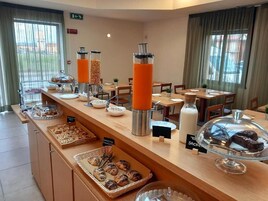Desayuno buffet incluido todos los días 