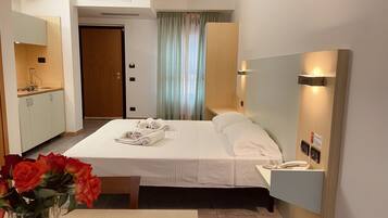 Studio Business | 1 sovrum, minibar, vÀrdeförvaringsskÄp pÄ rummet och skrivbord