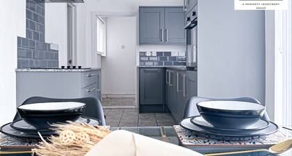 Stylish 4 Bedroom Home30% Offbusiness and Contractor Hotspotfree Parking+wifi