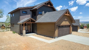 Exterior - Brand New Lux Ski in/out Granby, Hot Tub, A/C! (Granby)