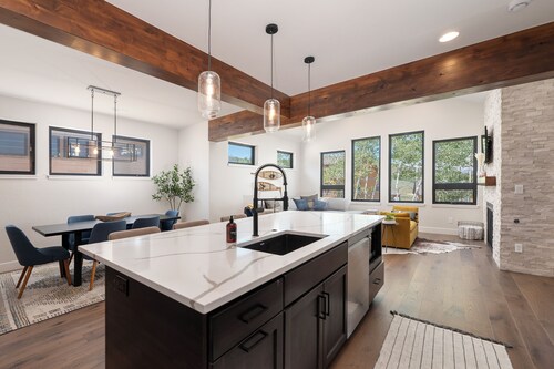 Brand New Lux Ski in/out Granby, Hot Tub, A/C!