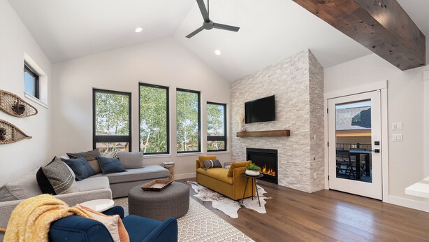 Smart TV, fireplace - Brand New Lux Ski in/out Granby, Hot Tub, A/C! (Granby)