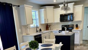 Dining - Raffaele`s Retreat - Tri-Level, Modern, Near Beach (South Haven)