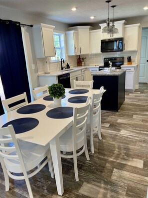 Dining - Raffaele`s Retreat - Tri-Level, Modern, Near Beach (South Haven)