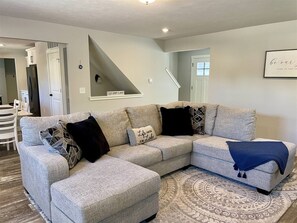 Smart TV - Raffaele`s Retreat - Tri-Level, Modern, Near Beach (South Haven)