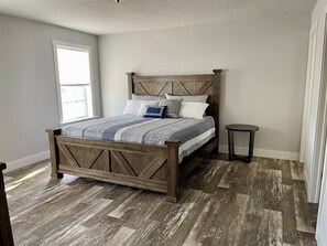 5 bedrooms, iron/ironing board, free WiFi, bed sheets - Raffaele`s Retreat - Tri-Level, Modern, Near Beach (South Haven)