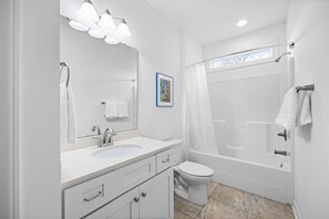 Ein modernes Badezimmer mit Waschbecken, Toilette und Badewanne.