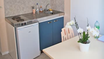 Duplex | Private kitchen | Fridge, microwave, stovetop, cookware/dishes/utensils