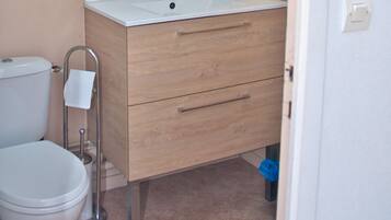 Loft | Baño | Secadora de cabello, toallas, papel de baño