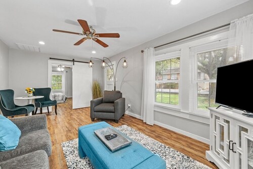 1955 Beauty Under the Oaks in Historic Old Town