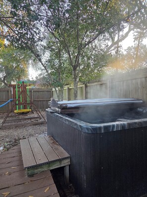 Outdoor spa tub - 1955 Beauty Under the Oaks in Historic Old Town (League City)