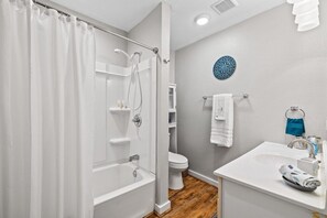 Hair dryer, towels - 1955 Beauty Under the Oaks in Historic Old Town (League City)