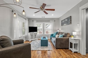 Smart TV, offices - 1955 Beauty Under the Oaks in Historic Old Town (League City)