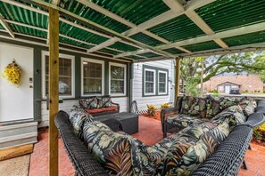 Terrace/patio - 1955 Beauty Under the Oaks in Historic Old Town (League City)
